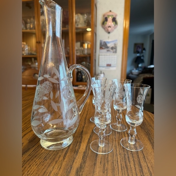 Liquor canister and 5 liquor glasses - Picture 3 of 6